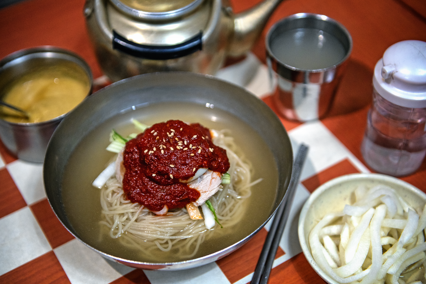 釜山密面，面条搭配黄瓜、肉片和辣酱